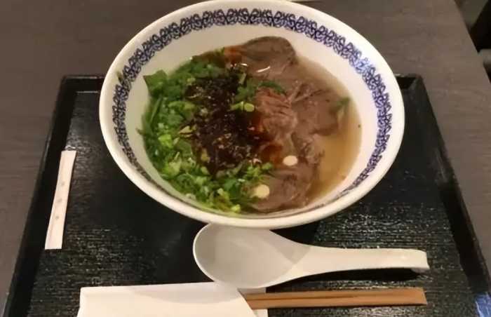 日本兰州拉面馆，开张不足4小时即匆匆关门。老板感慨：食客太多